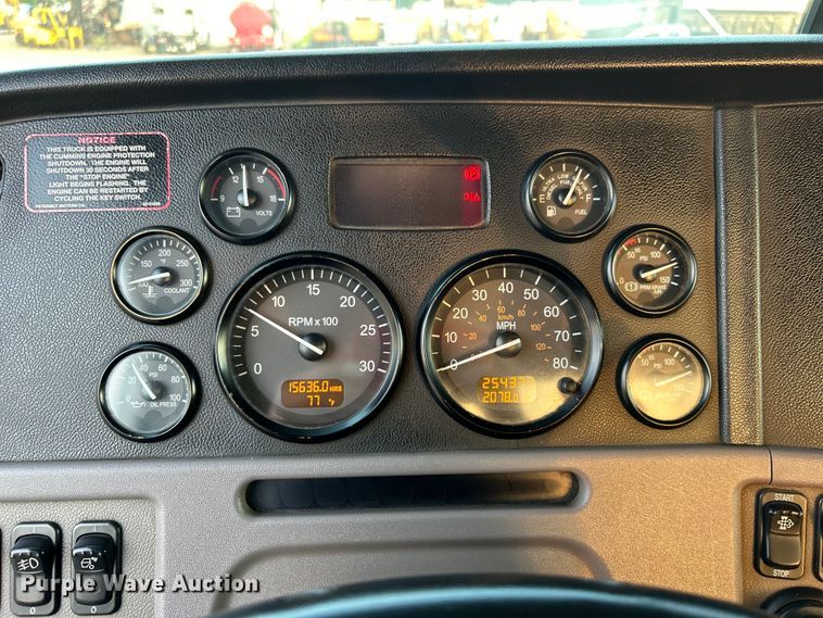 image for item EG0810 2010 Peterbilt  386 semi truck