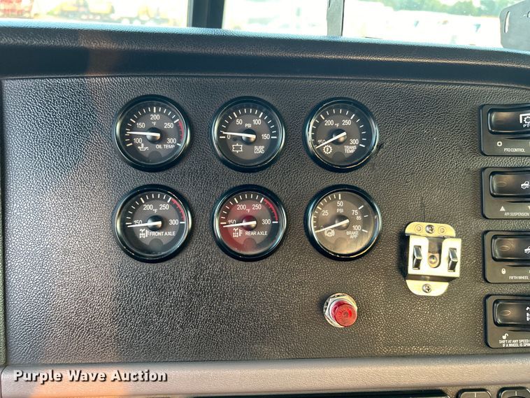 image for item EG0810 2010 Peterbilt  386 semi truck