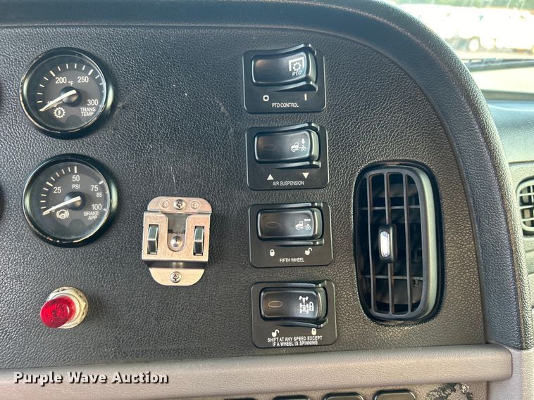 image for item EG0810 2010 Peterbilt  386 semi truck