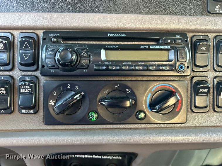 image for item EG0810 2010 Peterbilt  386 semi truck