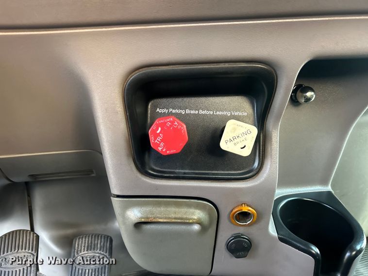 image for item EG0810 2010 Peterbilt  386 semi truck