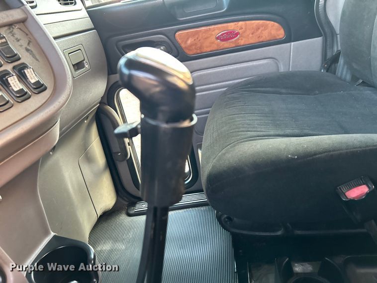 image for item EG0810 2010 Peterbilt  386 semi truck