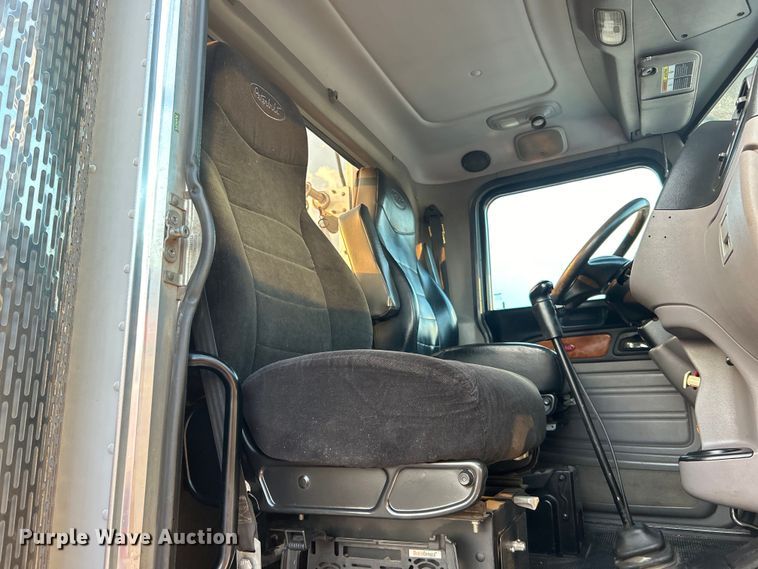 image for item EG0810 2010 Peterbilt  386 semi truck