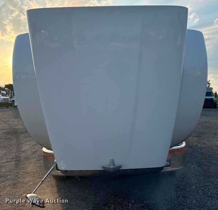 image for item EG0810 2010 Peterbilt  386 semi truck