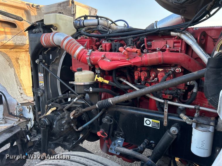 image for item EG0810 2010 Peterbilt  386 semi truck