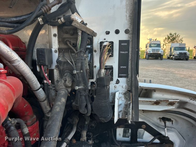 image for item EG0810 2010 Peterbilt  386 semi truck