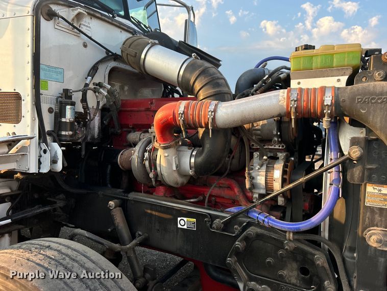 image for item EG0810 2010 Peterbilt  386 semi truck