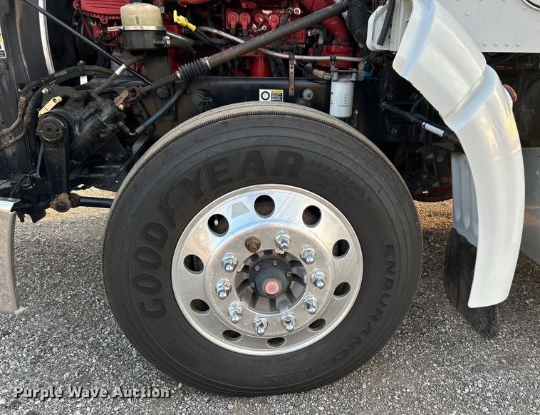 image for item EG0810 2010 Peterbilt  386 semi truck