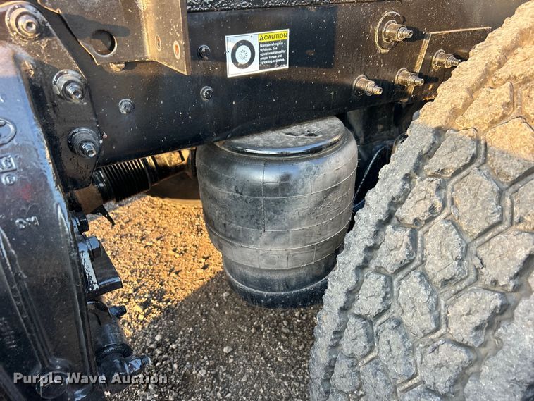 image for item EG0810 2010 Peterbilt  386 semi truck