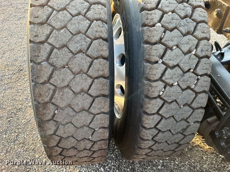 image for item EG0810 2010 Peterbilt  386 semi truck