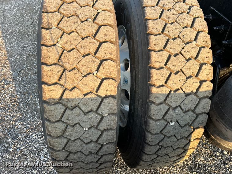 image for item EG0810 2010 Peterbilt  386 semi truck