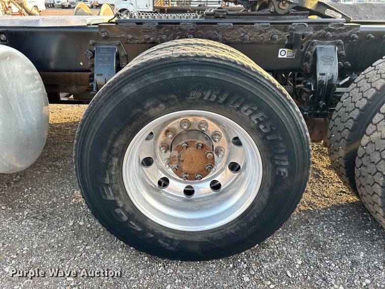 image for item EG0810 2010 Peterbilt  386 semi truck