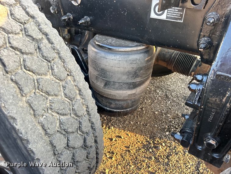 image for item EG0810 2010 Peterbilt  386 semi truck