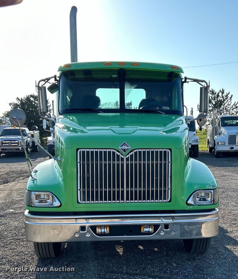 image for item EG0931 2009 International  9200i semi truck