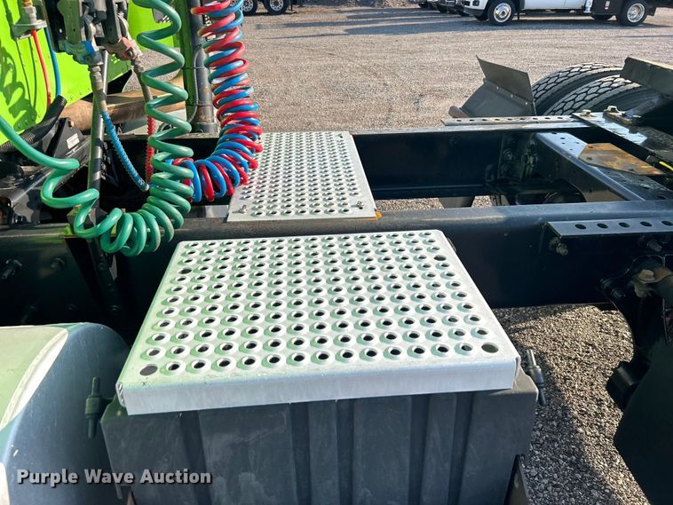 image for item EG0931 2009 International  9200i semi truck