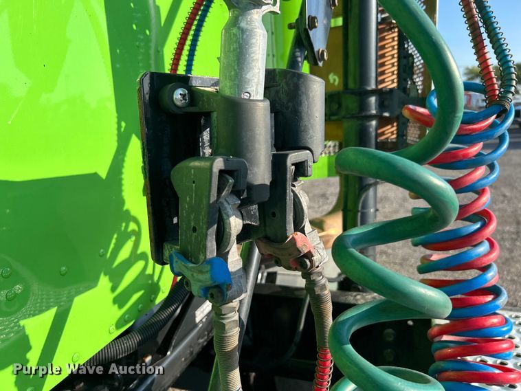 image for item EG0931 2009 International  9200i semi truck