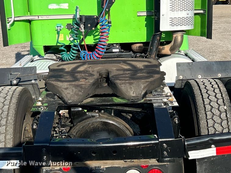 image for item EG0931 2009 International  9200i semi truck