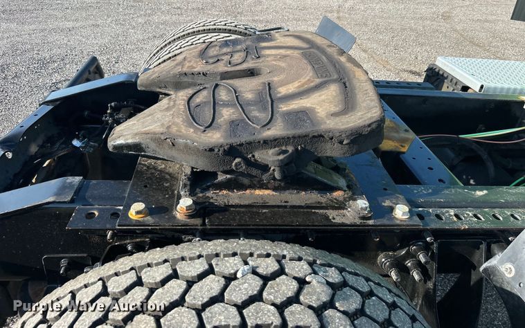 image for item EG0931 2009 International  9200i semi truck