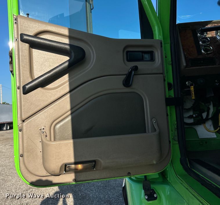 image for item EG0931 2009 International  9200i semi truck