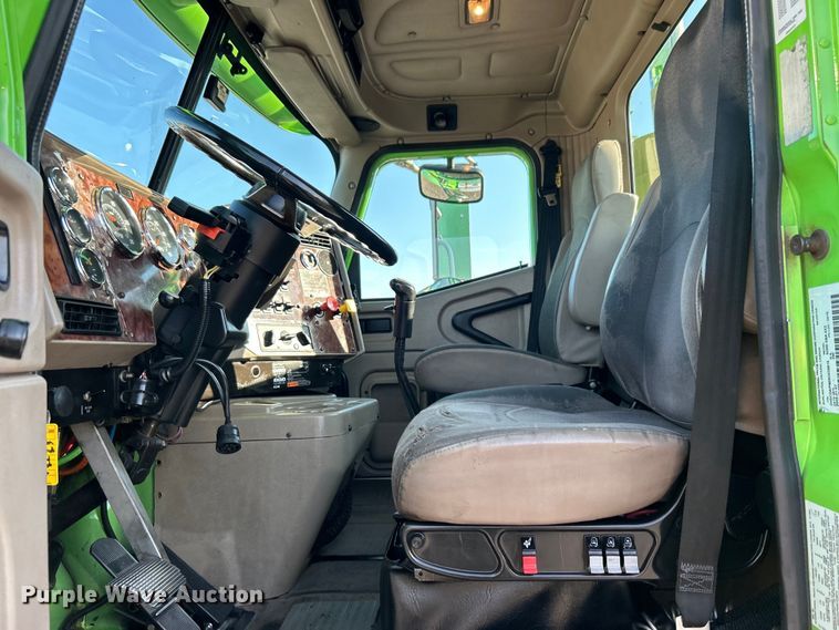 image for item EG0931 2009 International  9200i semi truck