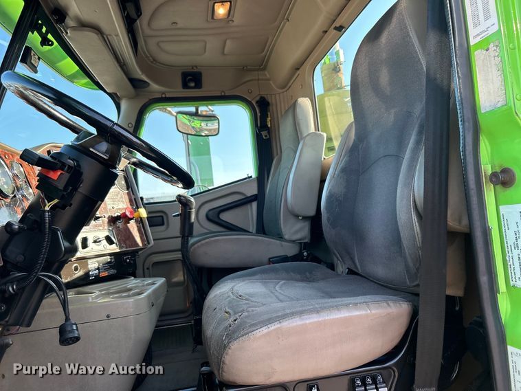 image for item EG0931 2009 International  9200i semi truck