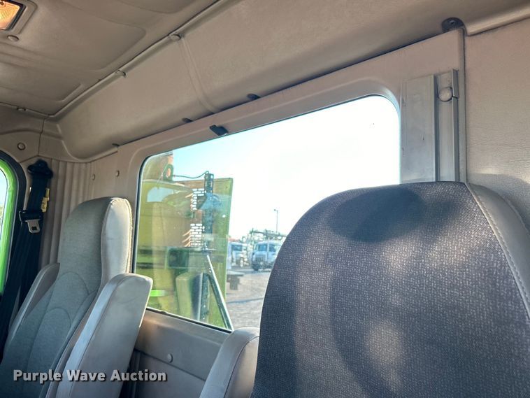 image for item EG0931 2009 International  9200i semi truck