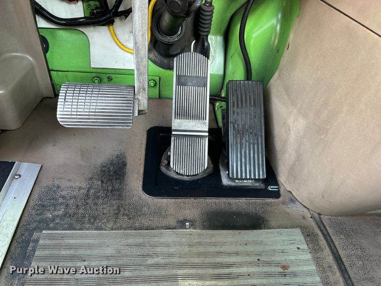 image for item EG0931 2009 International  9200i semi truck