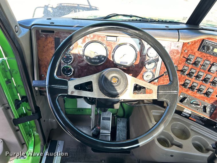 image for item EG0931 2009 International  9200i semi truck