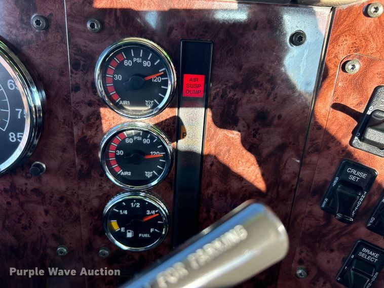 image for item EG0931 2009 International  9200i semi truck