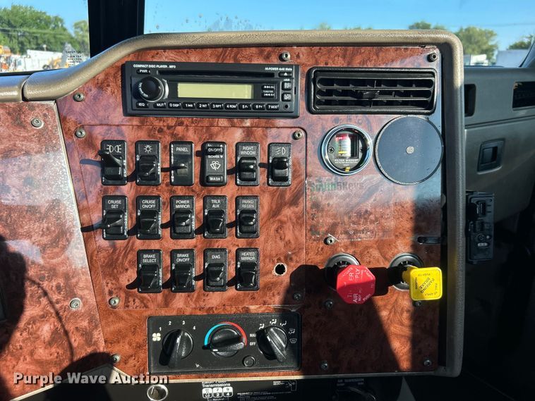 image for item EG0931 2009 International  9200i semi truck