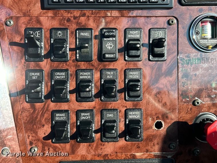 image for item EG0931 2009 International  9200i semi truck