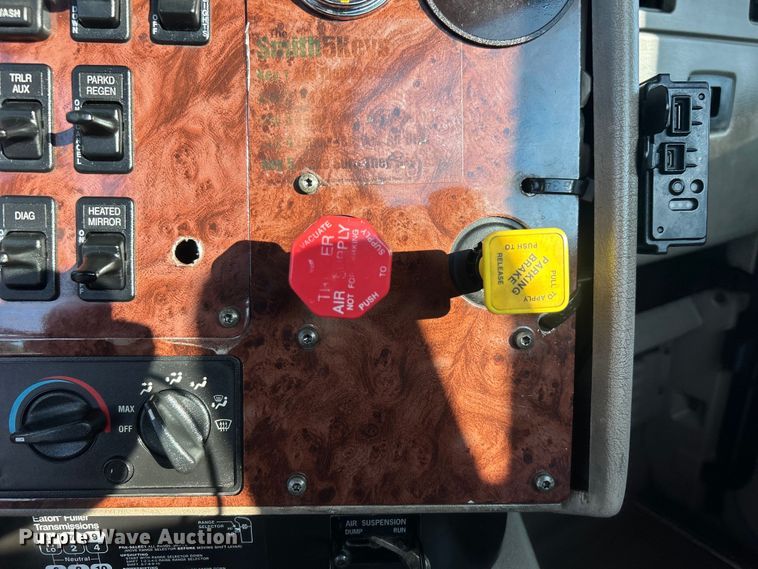 image for item EG0931 2009 International  9200i semi truck