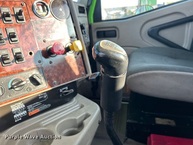 image for item EG0931 2009 International  9200i semi truck