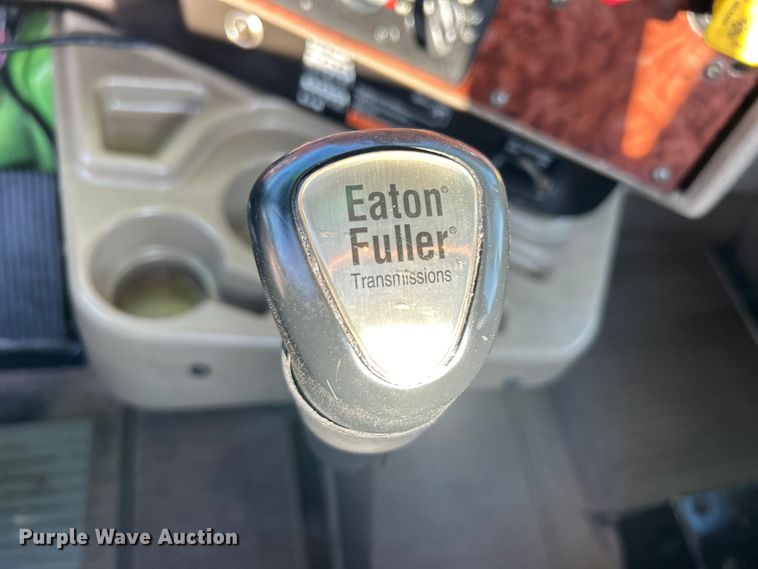 image for item EG0931 2009 International  9200i semi truck