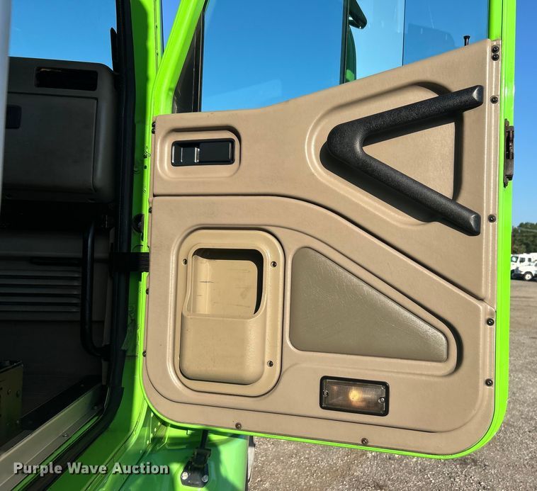 image for item EG0931 2009 International  9200i semi truck