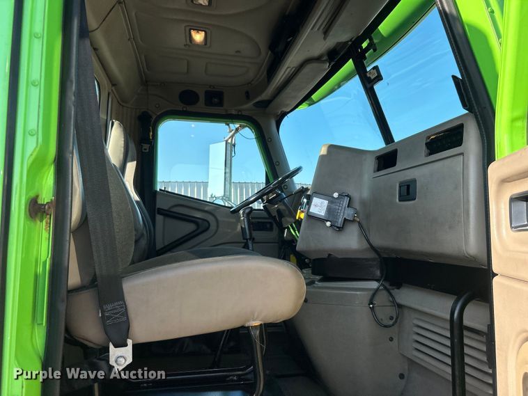 image for item EG0931 2009 International  9200i semi truck