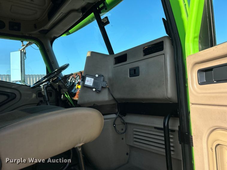 image for item EG0931 2009 International  9200i semi truck