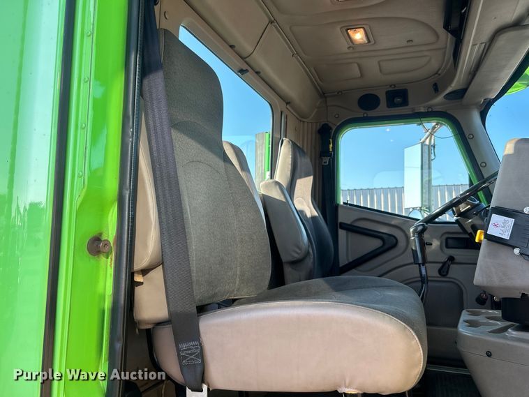 image for item EG0931 2009 International  9200i semi truck