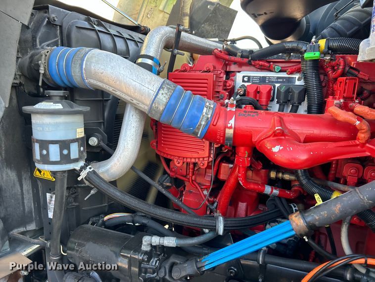 image for item EG0931 2009 International  9200i semi truck