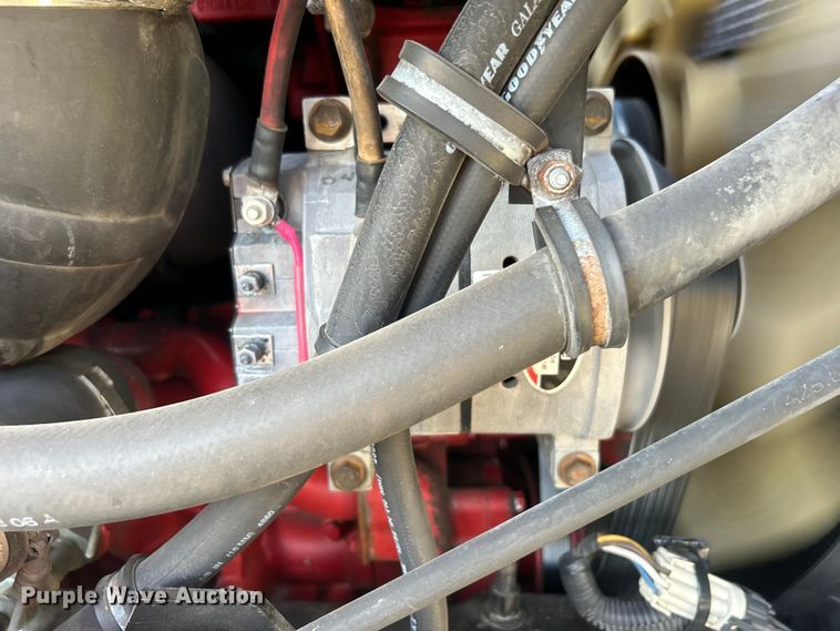 image for item EG0931 2009 International  9200i semi truck