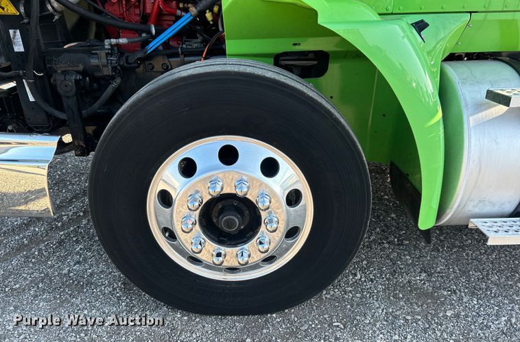 image for item EG0931 2009 International  9200i semi truck