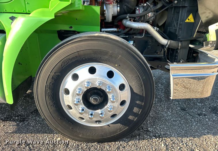 image for item EG0931 2009 International  9200i semi truck