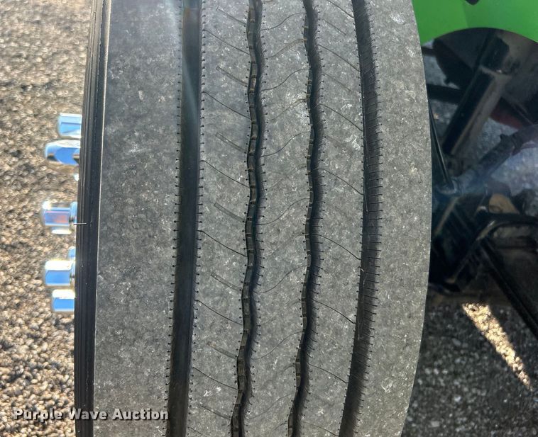 image for item EG0931 2009 International  9200i semi truck