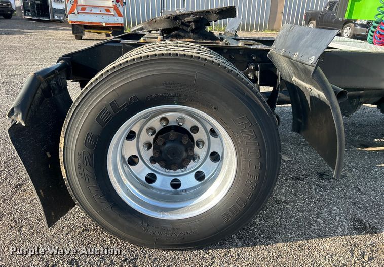 image for item EG0931 2009 International  9200i semi truck