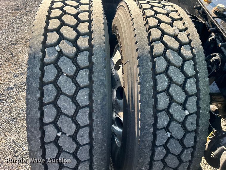 image for item EG0931 2009 International  9200i semi truck