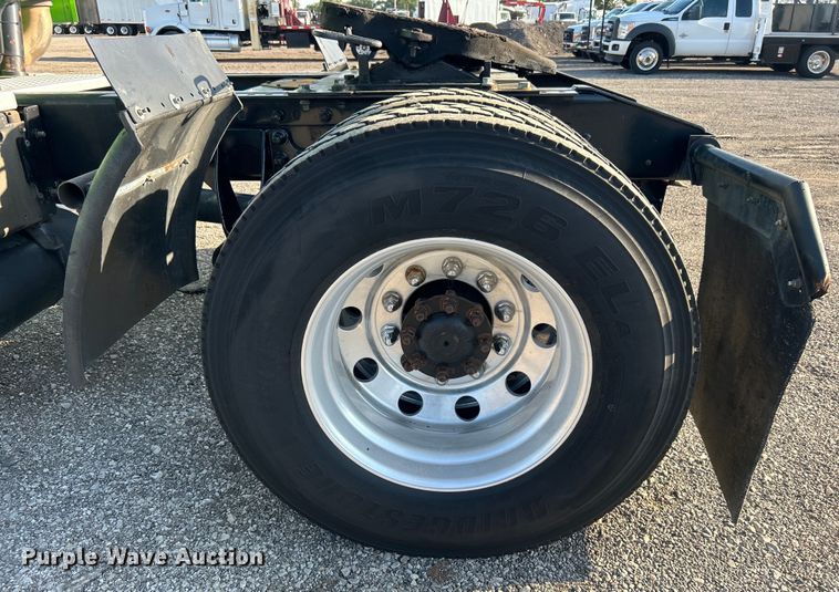 image for item EG0931 2009 International  9200i semi truck