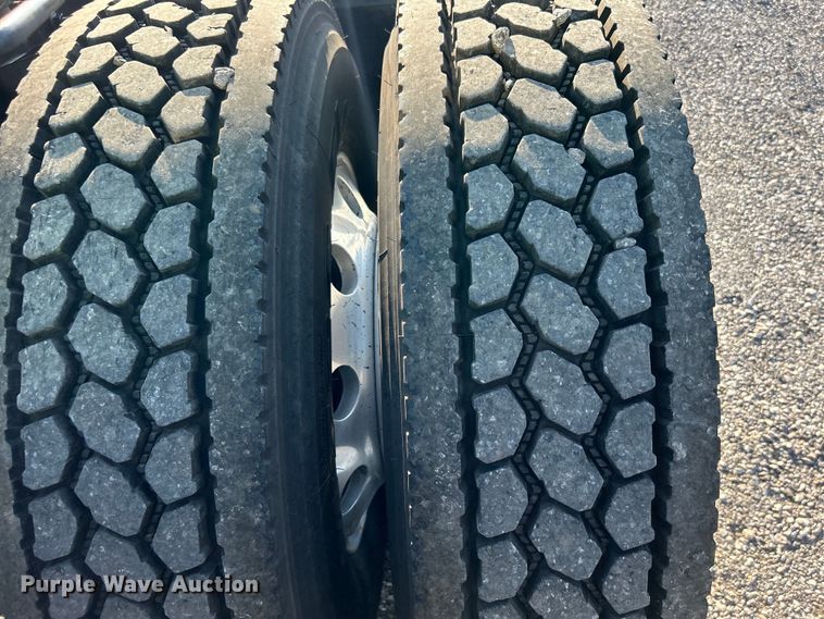 image for item EG0931 2009 International  9200i semi truck