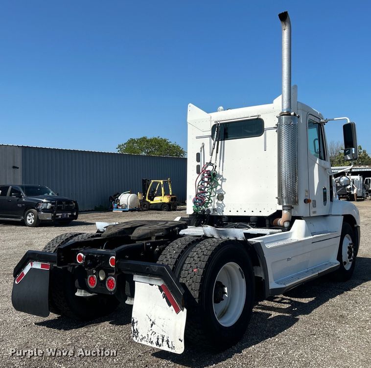 image for item EG0936 2002 Freightliner  Century Class S/T semi truck