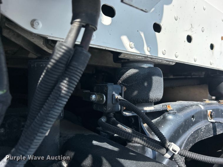 image for item EG0936 2002 Freightliner  Century Class S/T semi truck