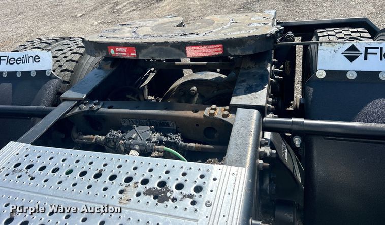 image for item EG0936 2002 Freightliner  Century Class S/T semi truck